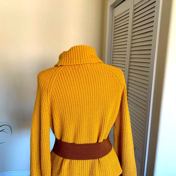 Pretty mustard colored acrylic turtleneck, thick and warm, belt not included - Picture 5 of 5